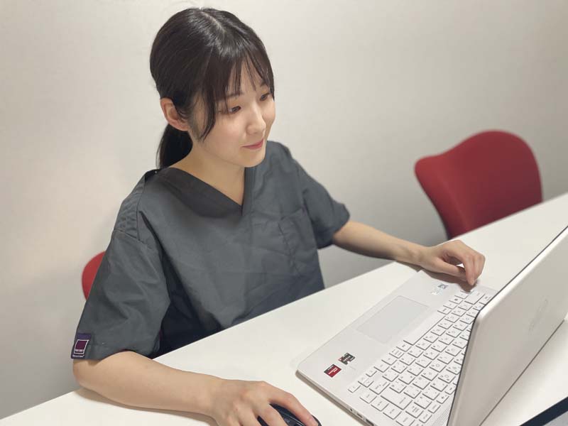 パソコンを操作している看護師