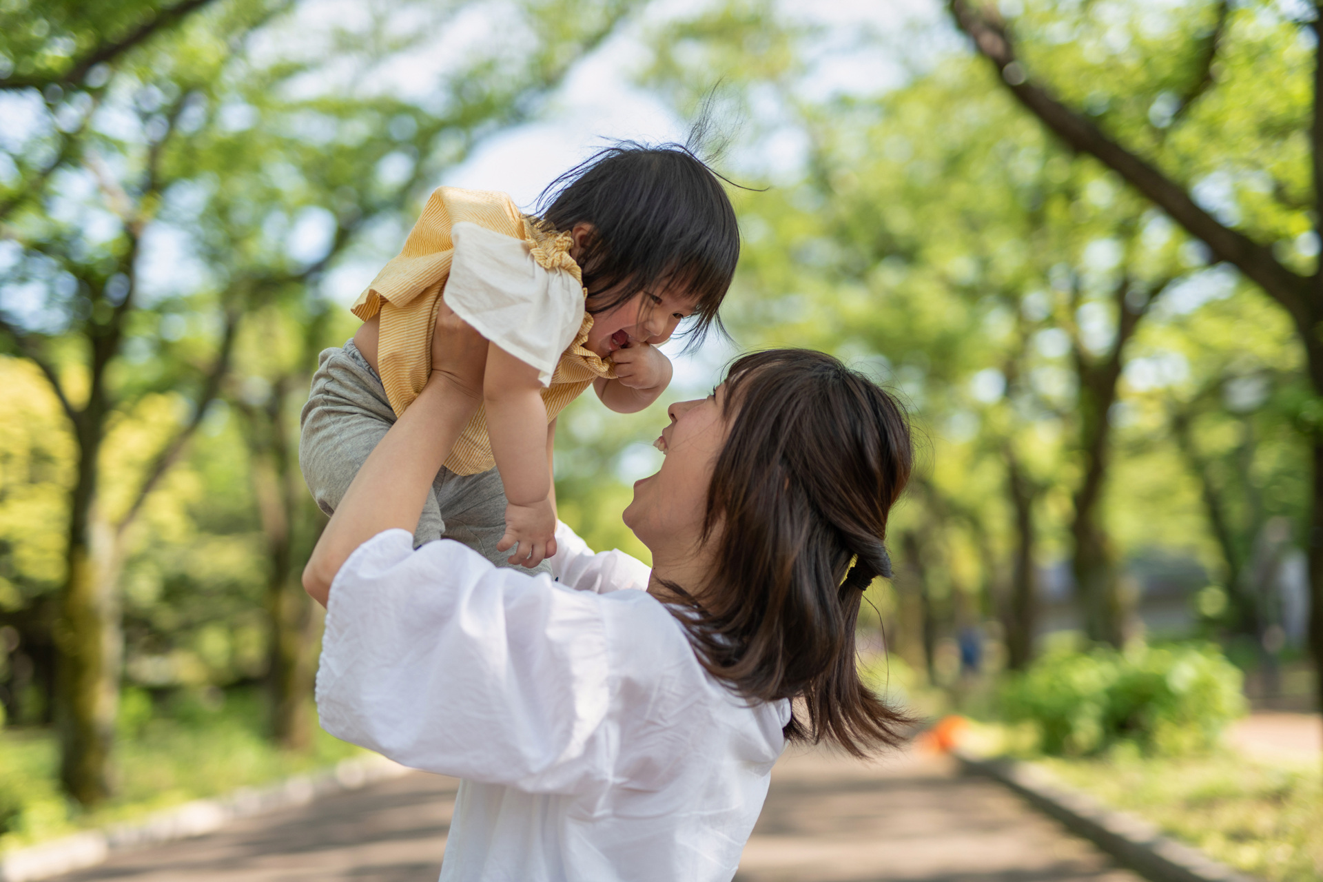 女性が子供を抱っこしている様子